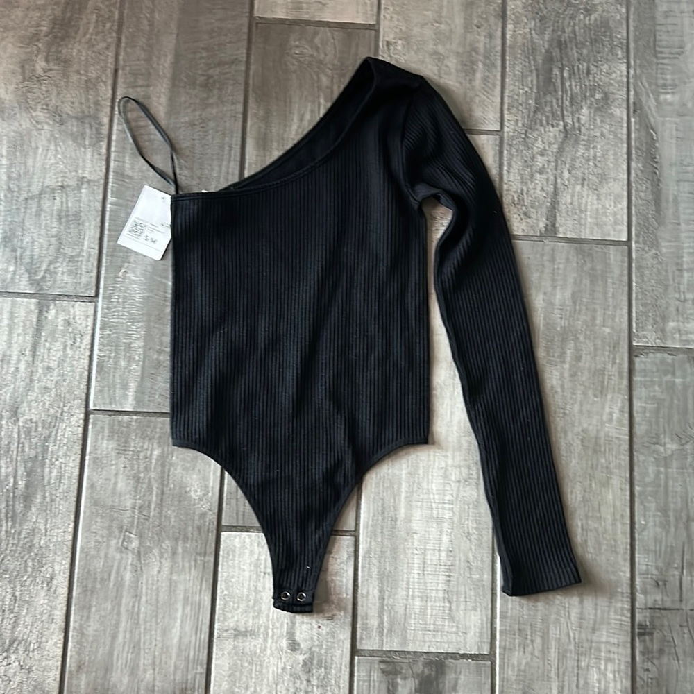 Forever 21 black ribbed one sleeve song bodysuit new with tags s/m